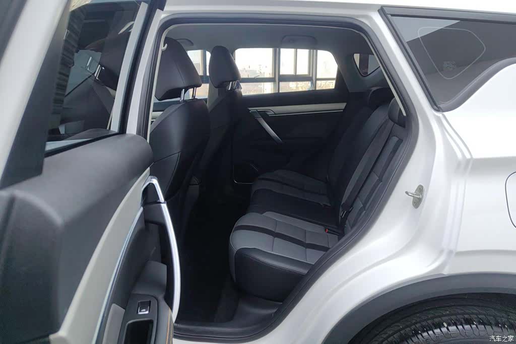 Geely Coolray, 2024 11