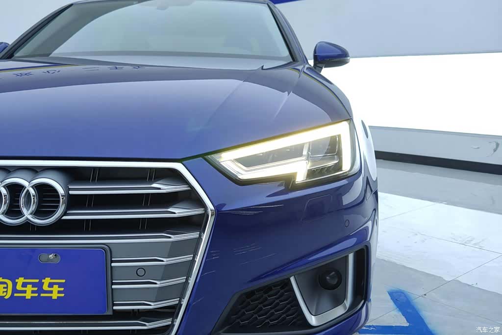 Audi A4L, 2019 все фото