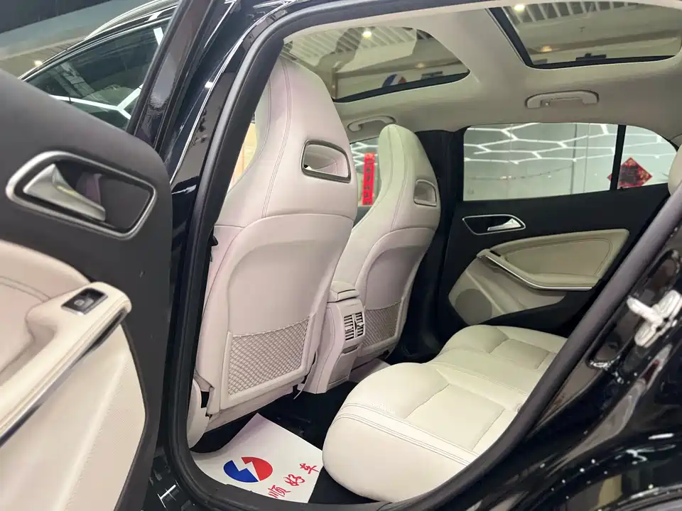 Mercedes-Benz GLA Mercedes-Benz GLA