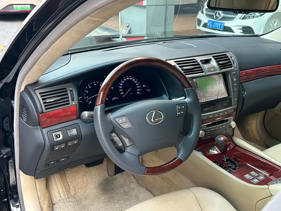 Lexus LS