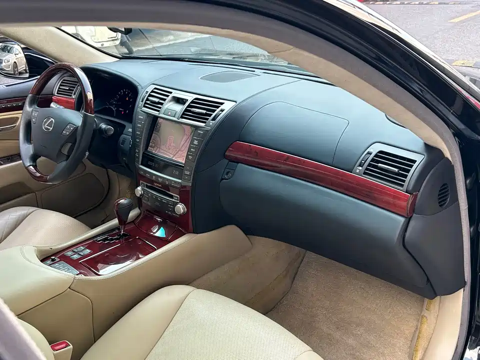 Lexus LS