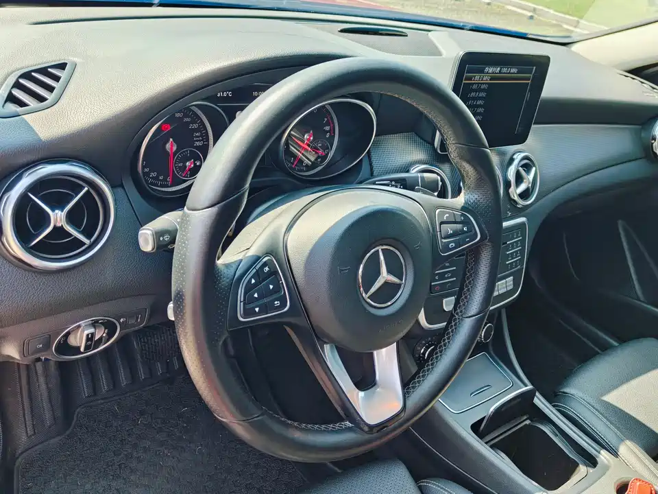 Mercedes-Benz GLA Mercedes-Benz GLA