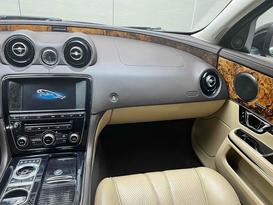 Jaguar XJ
