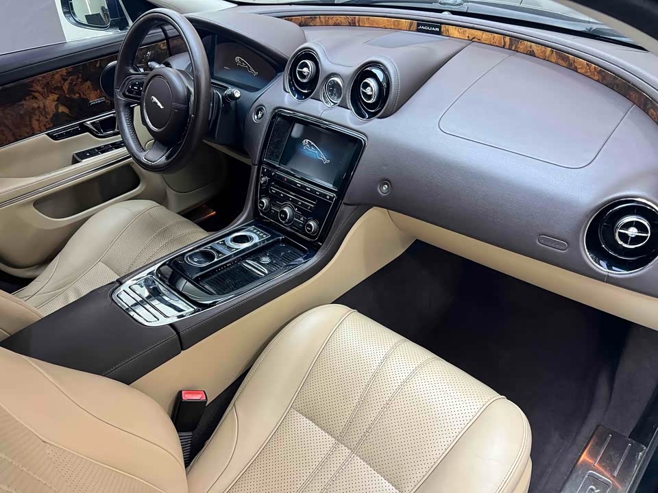 Jaguar XJ
