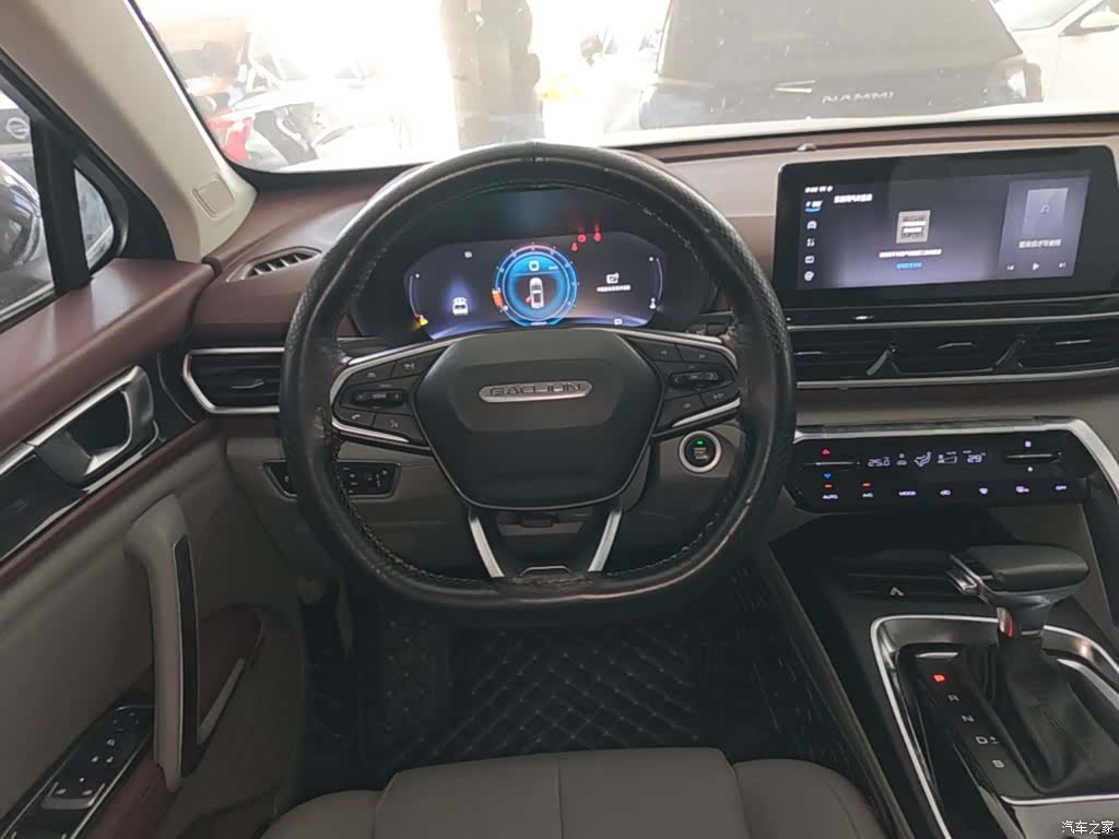 Wuling RS-5, 2020 11