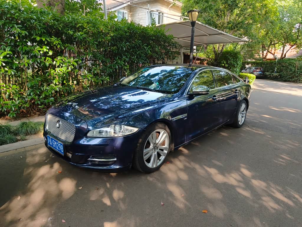 Jaguar XJ