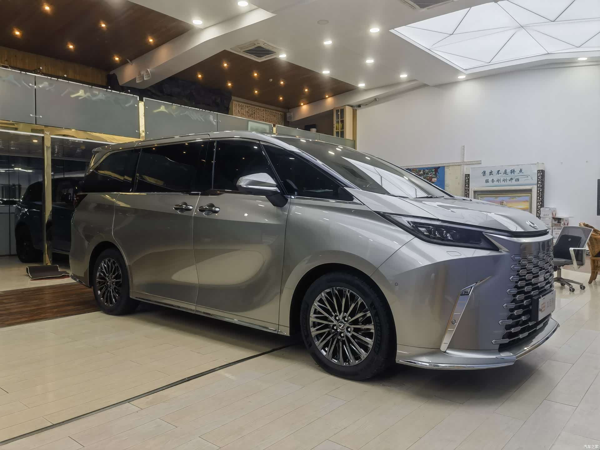 Lexus LM, 2024 3