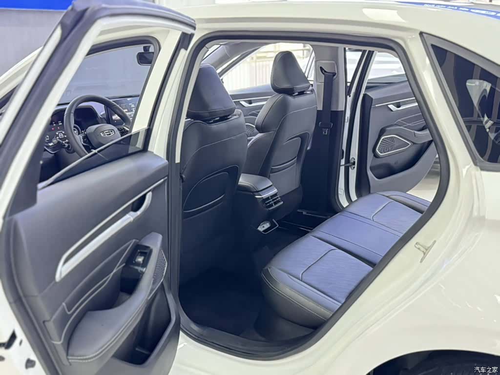 Geely Emgrand, 2022 15
