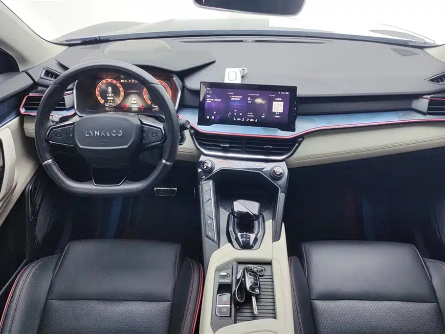 Lynk & Co 06