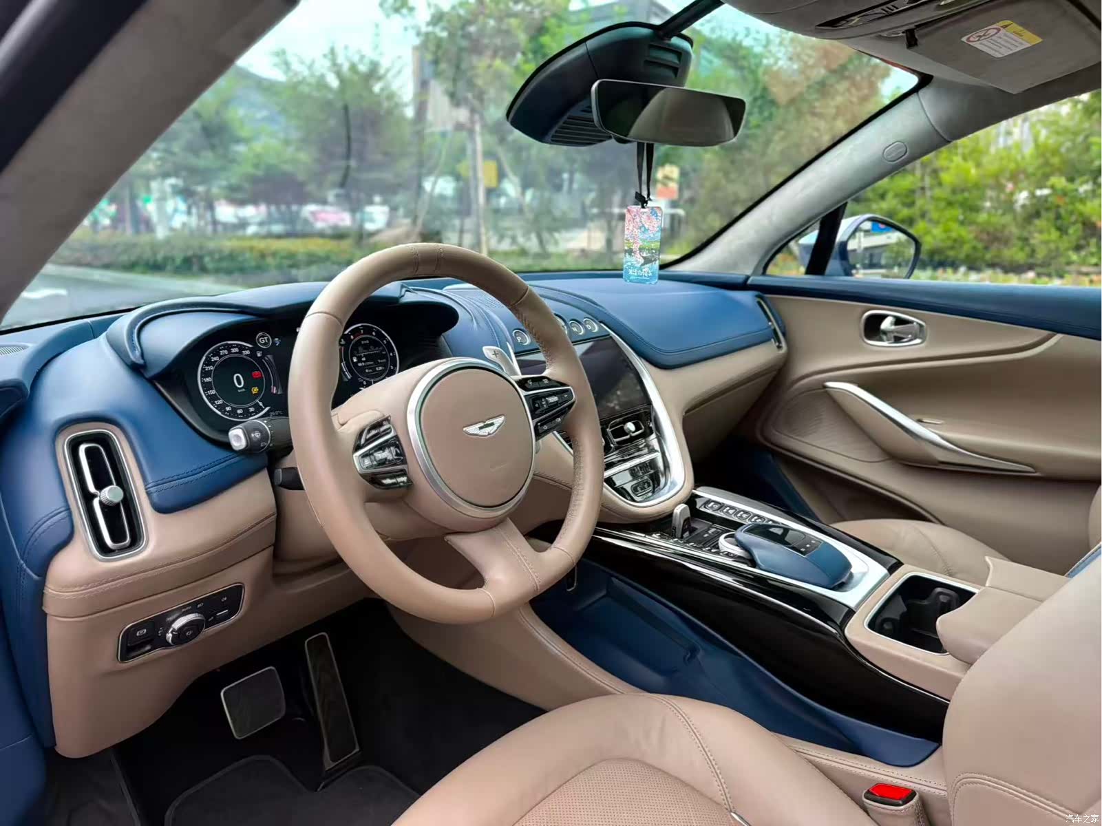 Aston Martin DBX, 2022 4