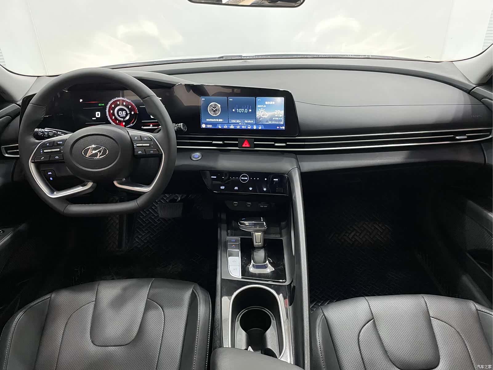 Hyundai Elantra, 2023 все фото