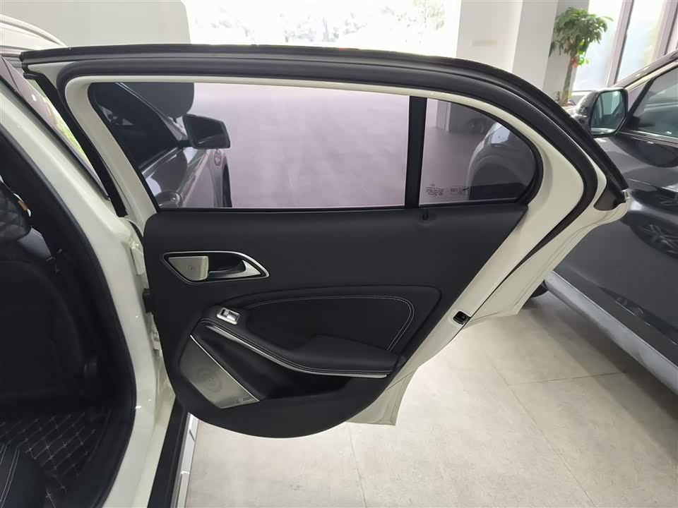 Mercedes-Benz GLA Mercedes-Benz GLA