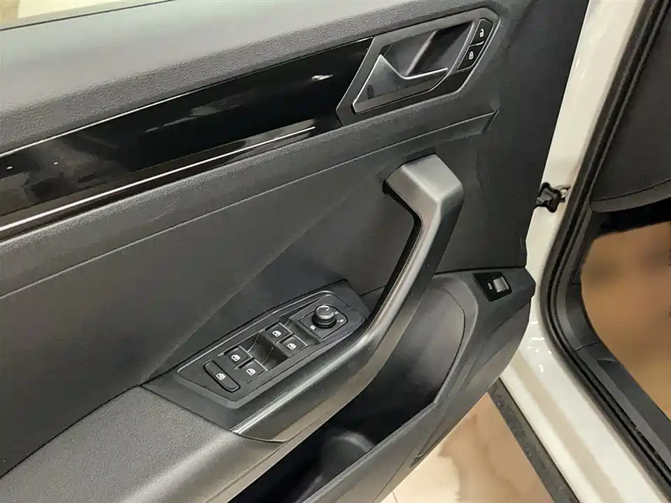 Volkswagen T-ROC exploring Songs