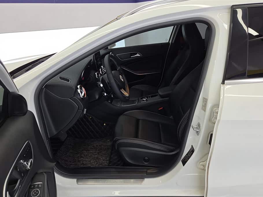 Mercedes-Benz GLA Mercedes-Benz GLA