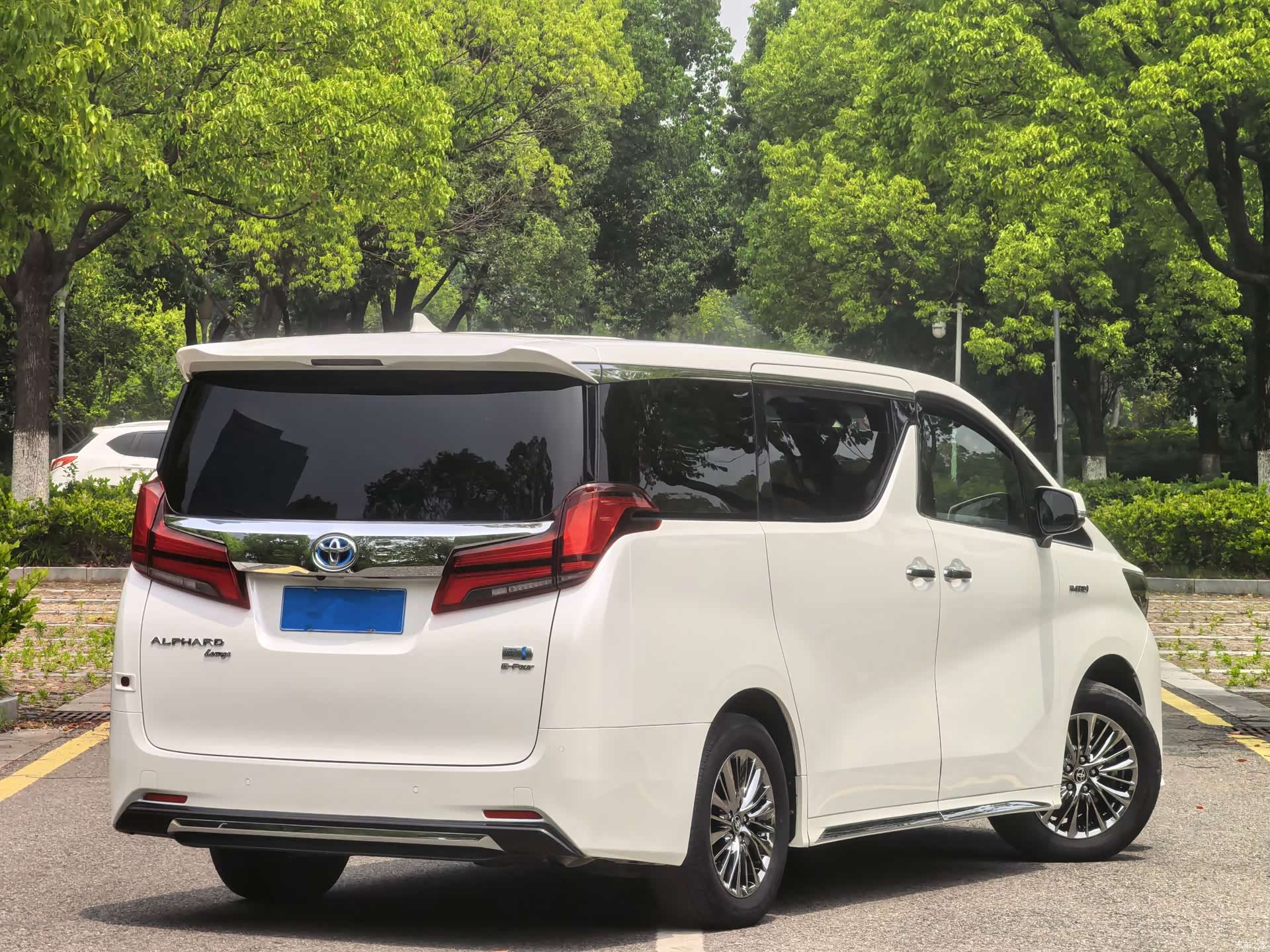 Toyota Alphard, 2021 3