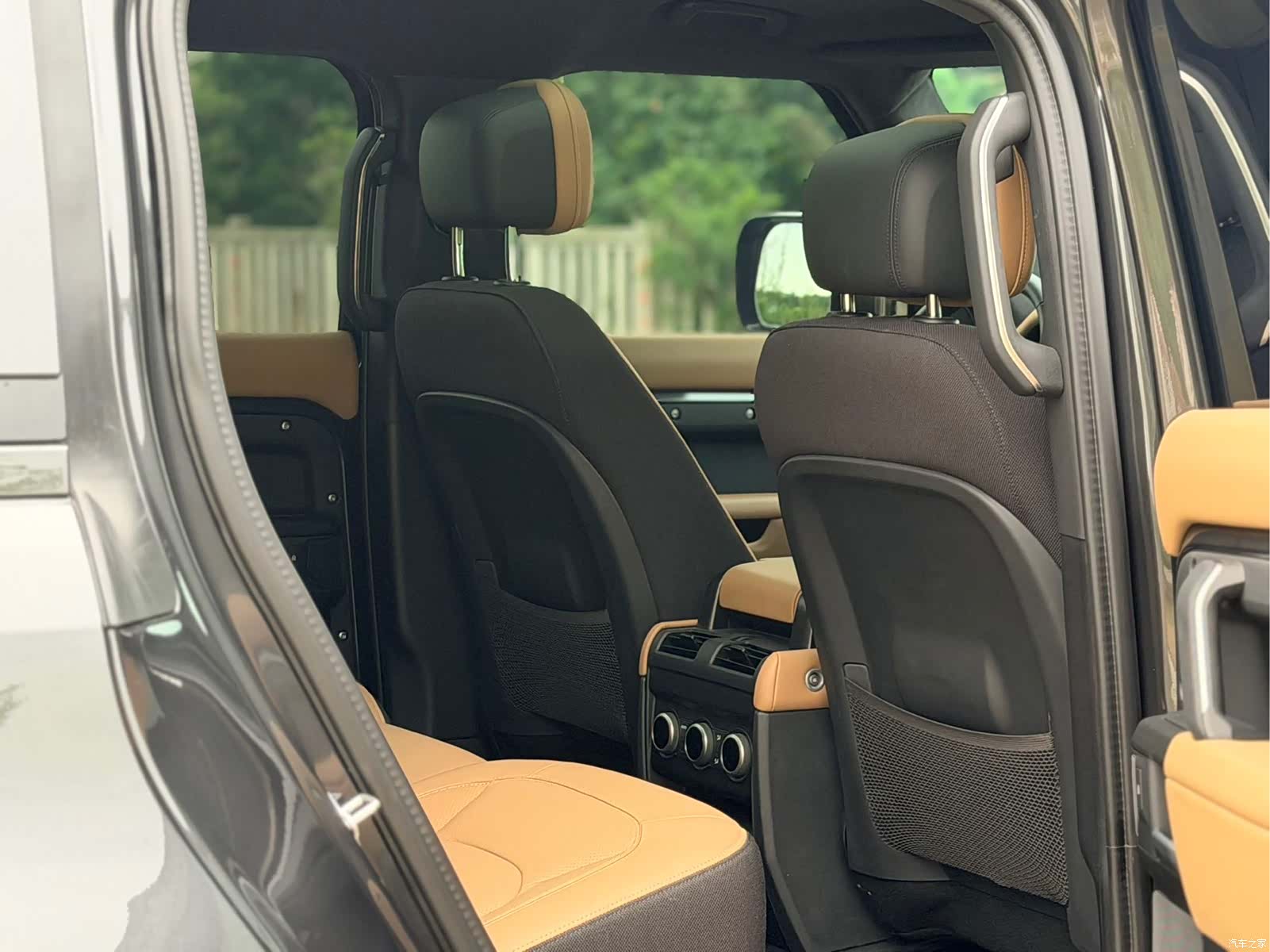 Land Rover Defender, 2026 7