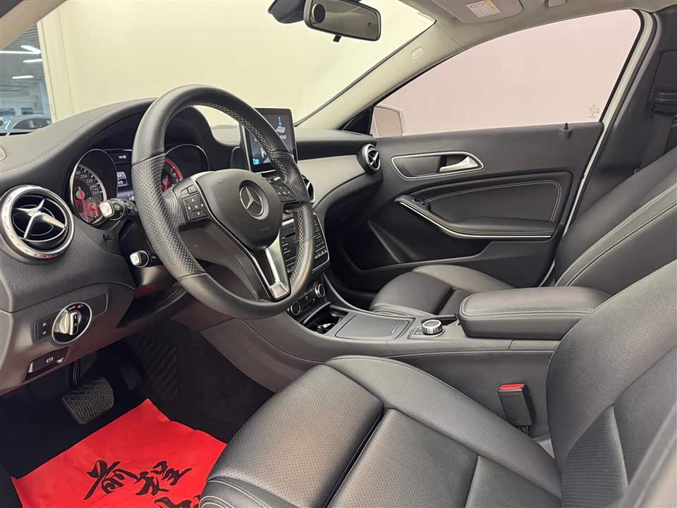 Mercedes-Benz GLA Mercedes-Benz GLA