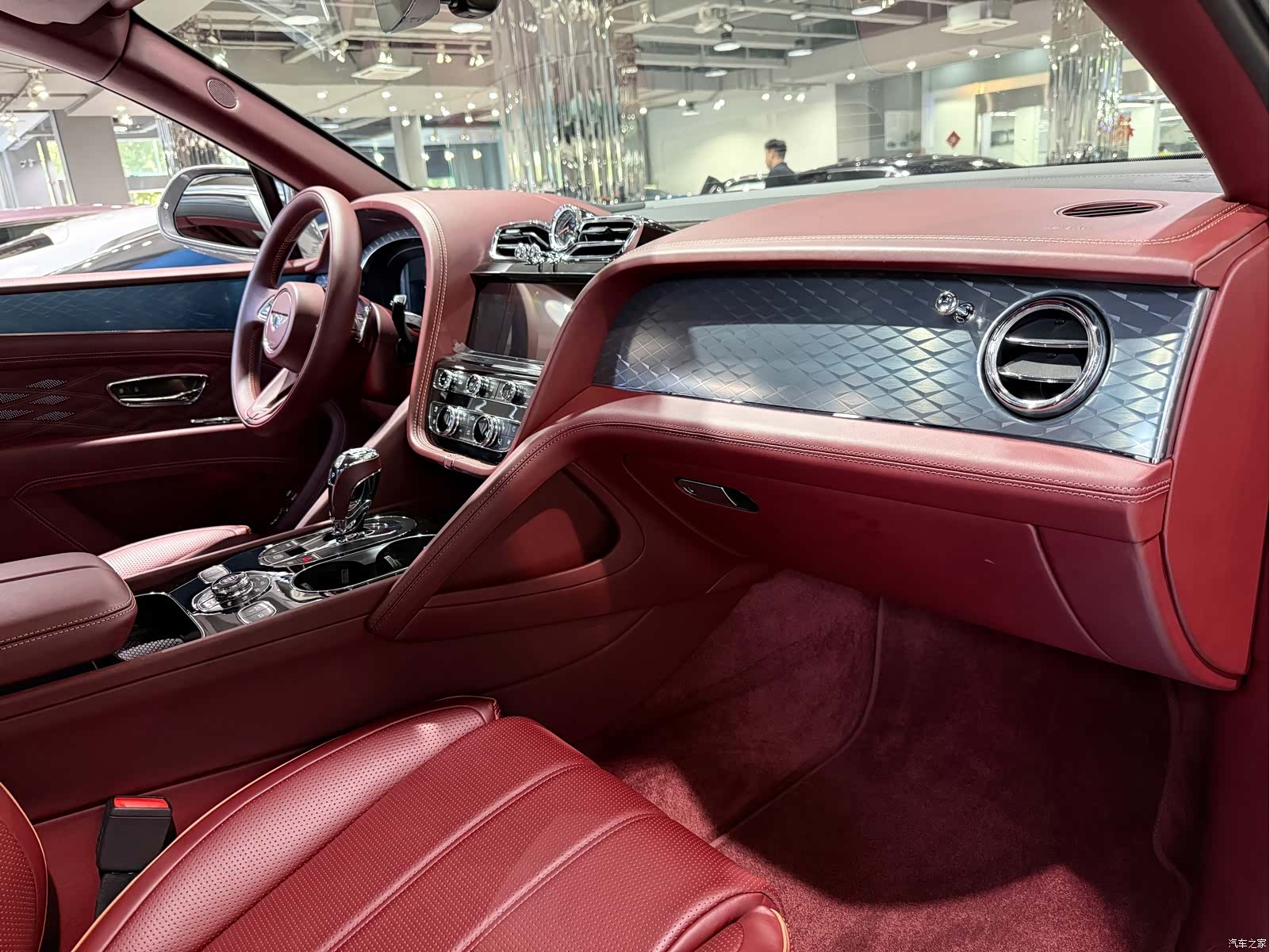 Bentley Bentayga, 2023 18