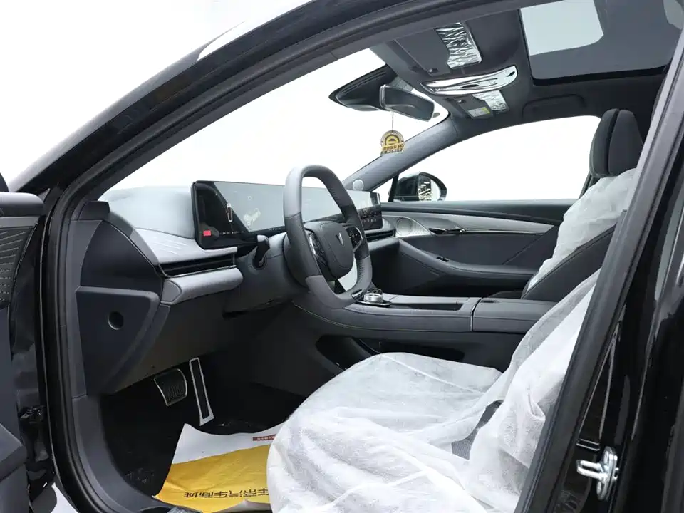 VOYAH Lantu chasing light