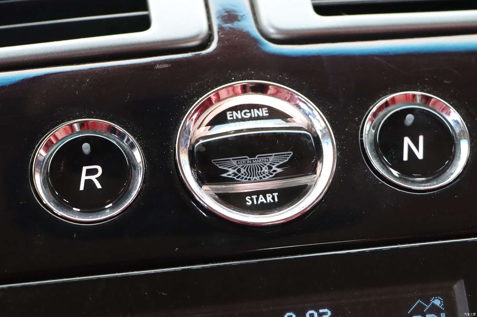 Aston Martin Virage, 2012 7