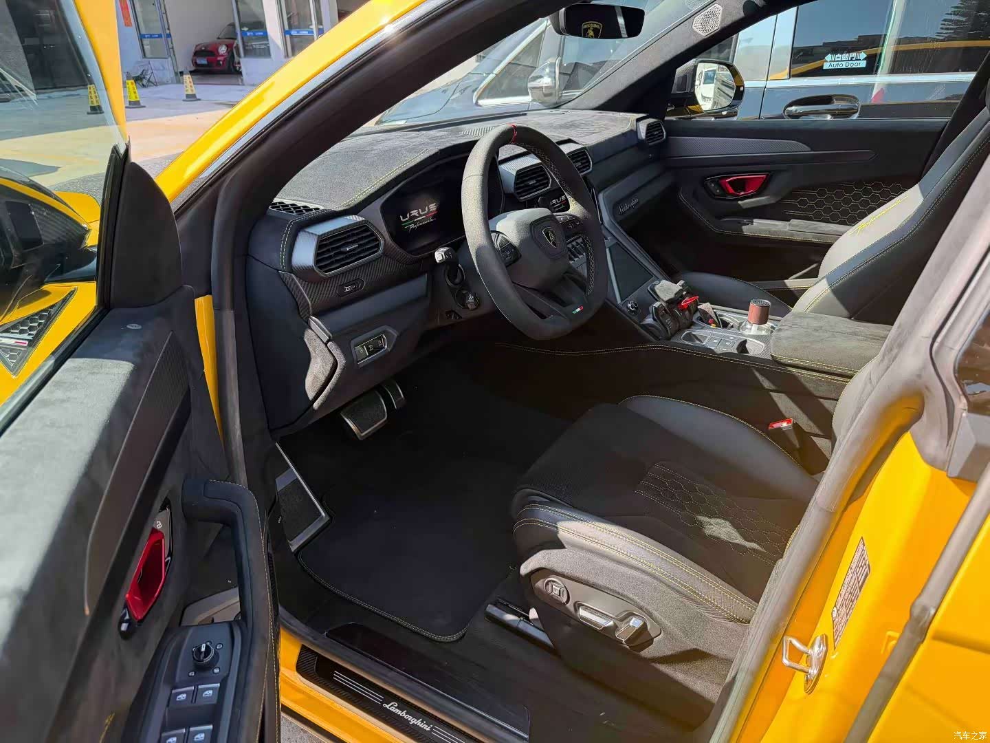 Lamborghini Urus, 2023 6
