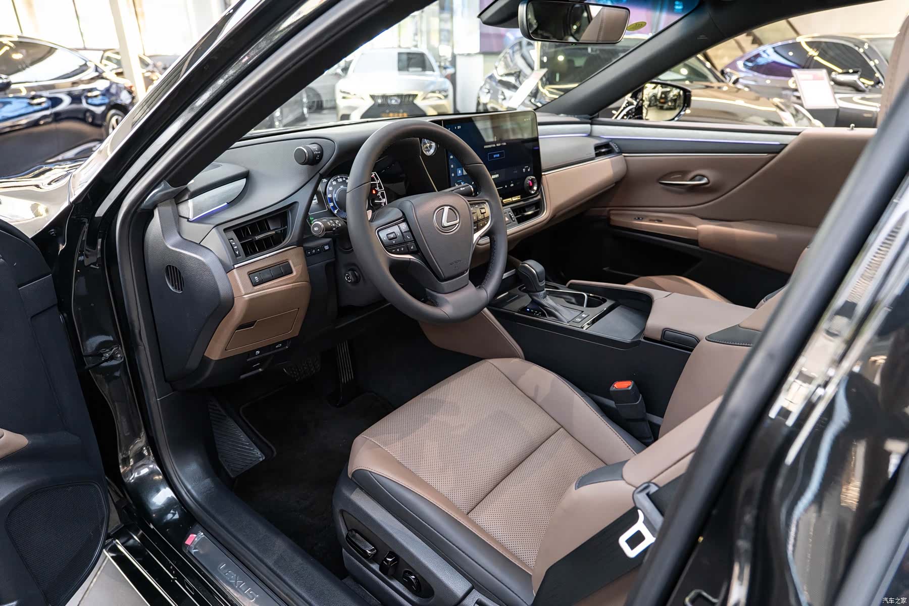 Lexus ES, 2025 9