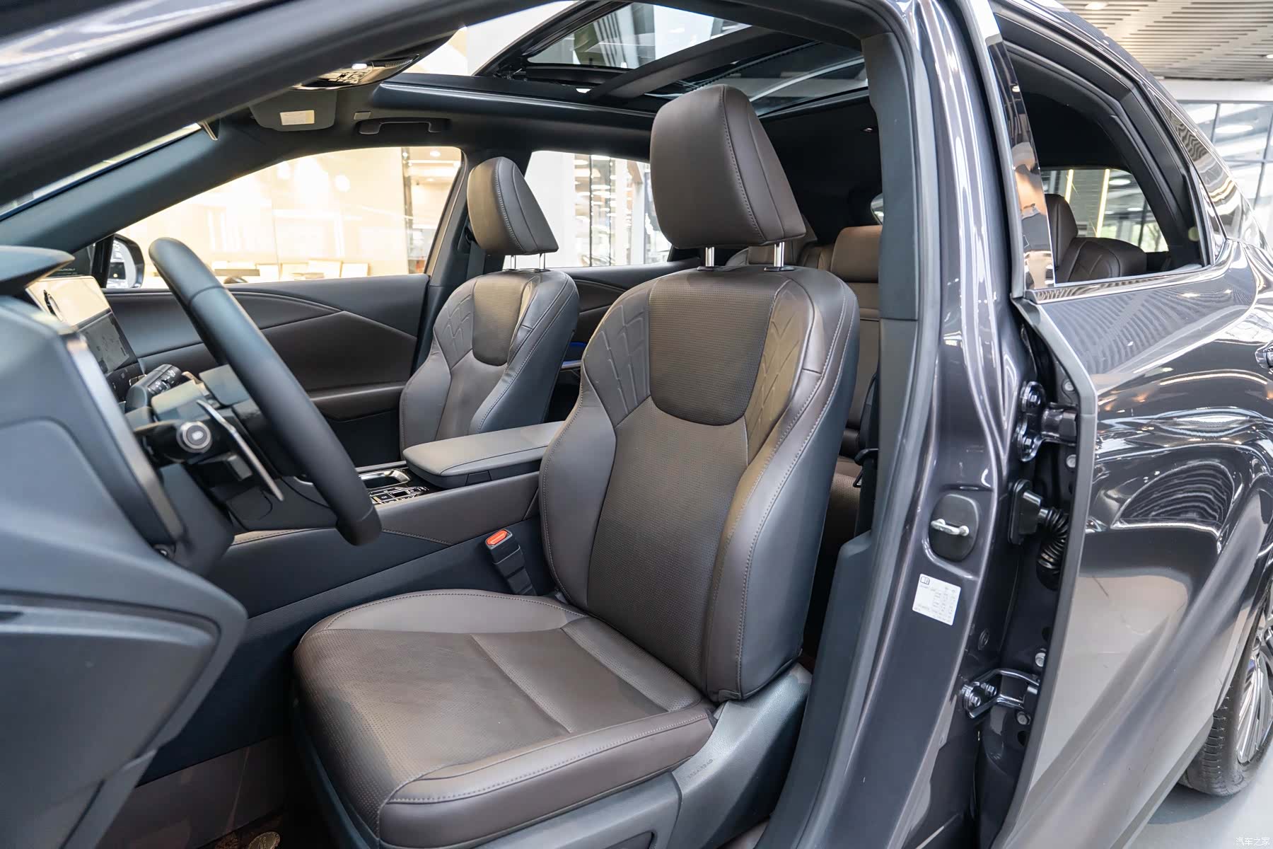 Lexus RX, 2025 11