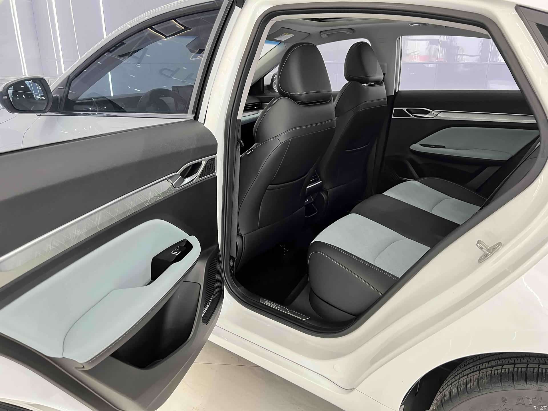 Geely Emgrand, 2022 13