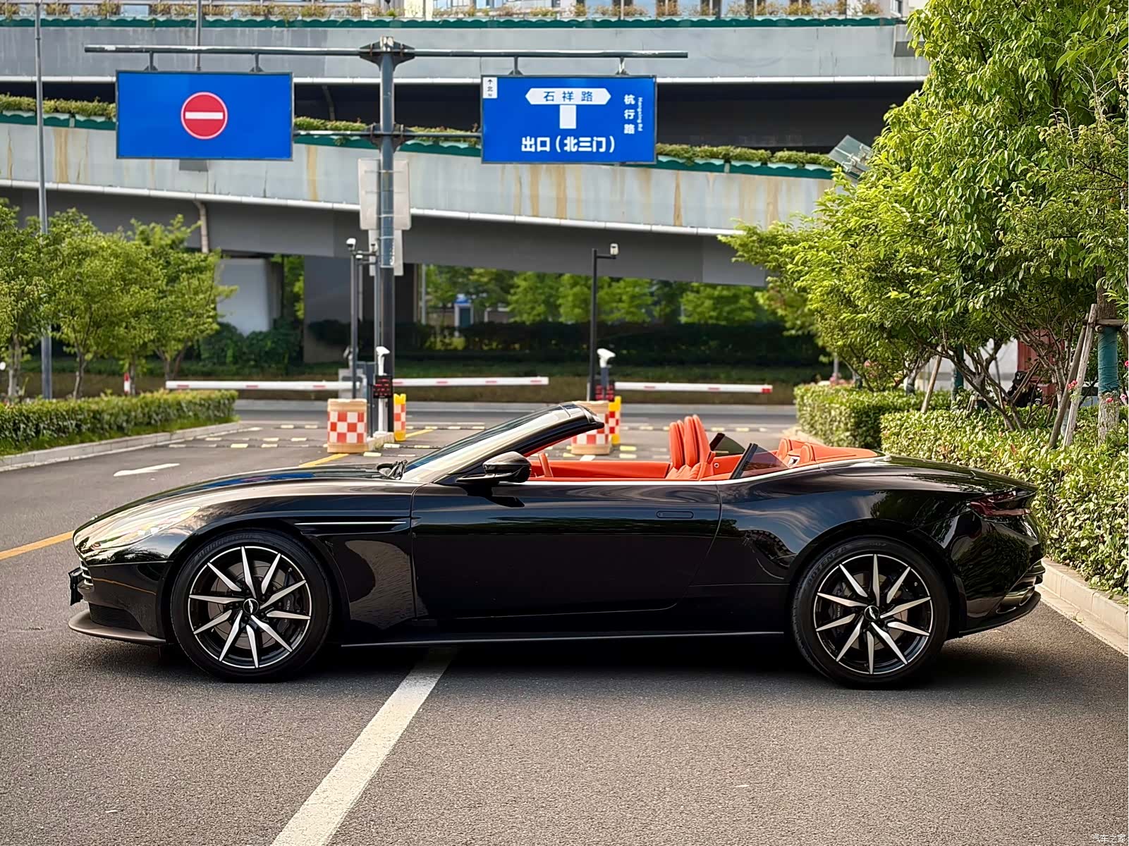 Aston Martin DB11, 2023 4