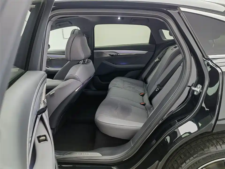 VOYAH Lantu chasing light