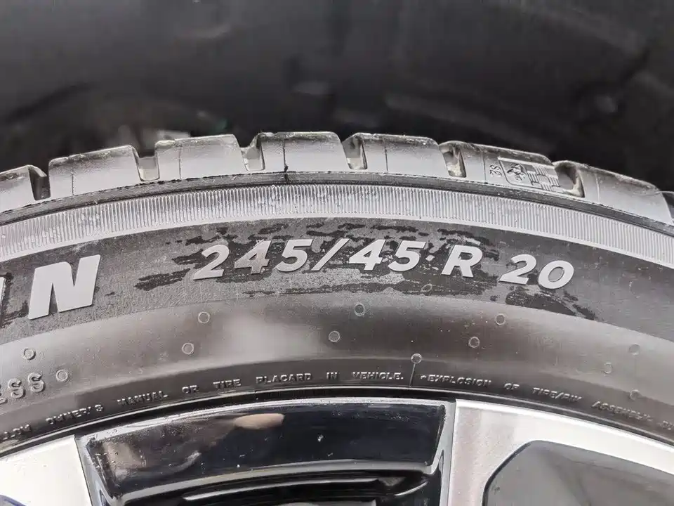 VOYAH Lantu chasing light