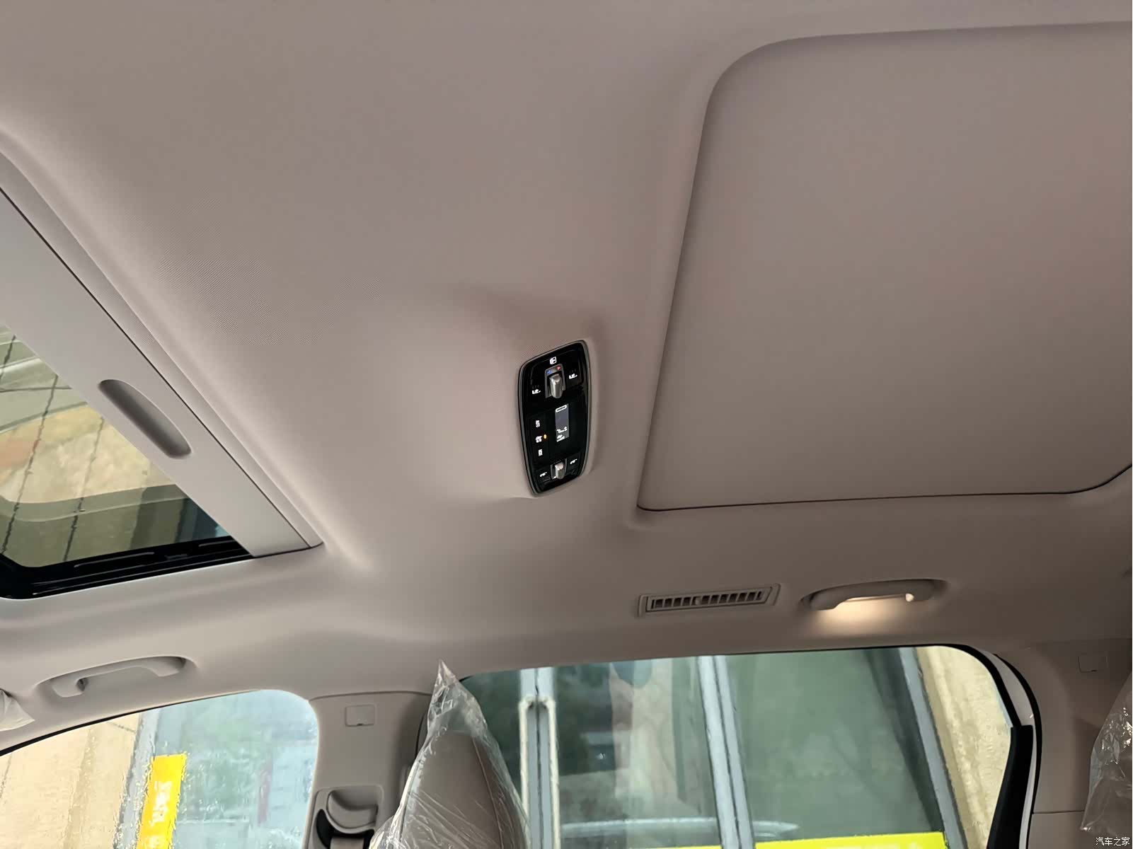 Roewe iMAX8, 2025 12