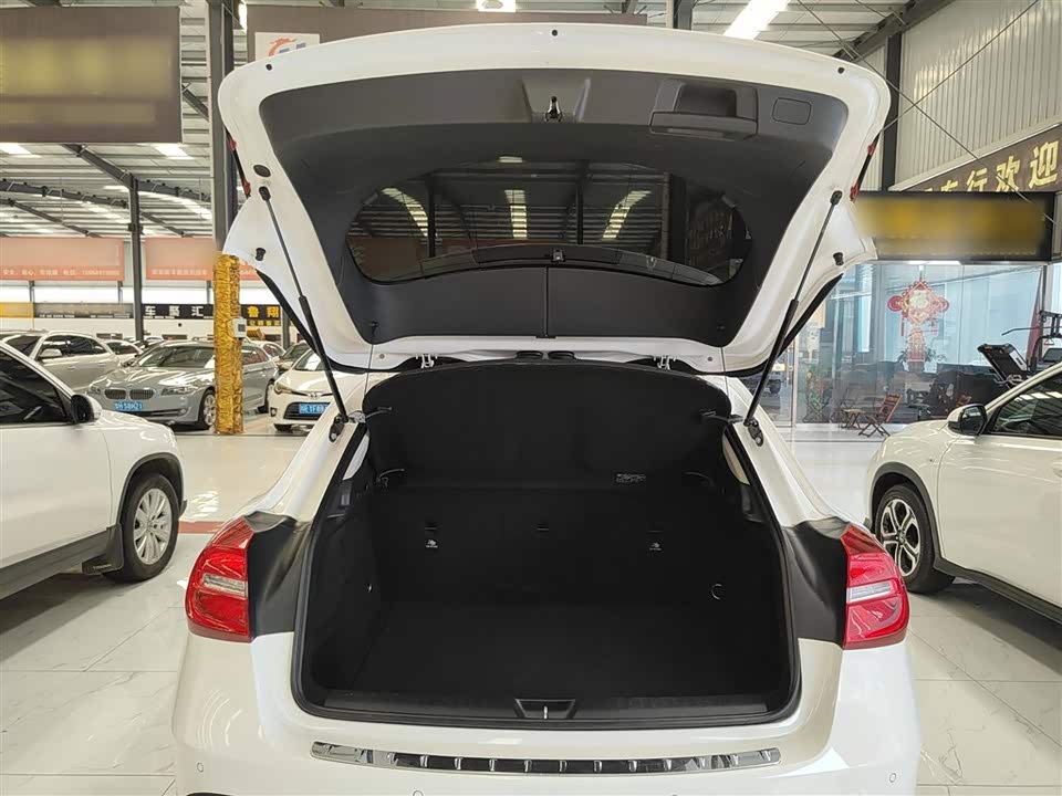 Mercedes-Benz GLA Mercedes-Benz GLA