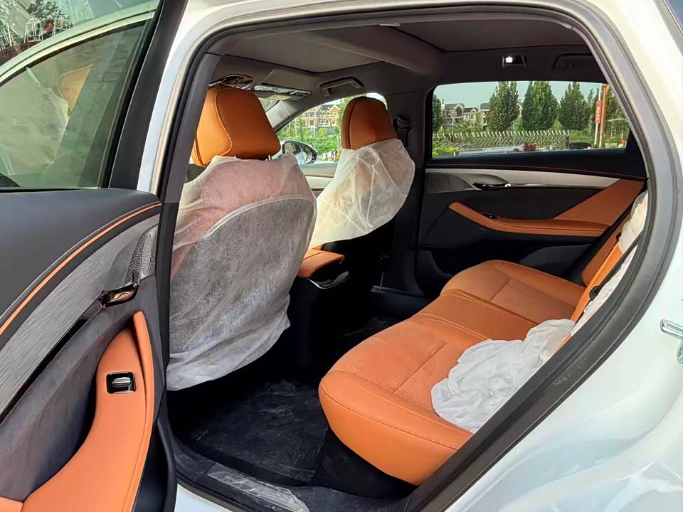 VOYAH Lantu chasing light