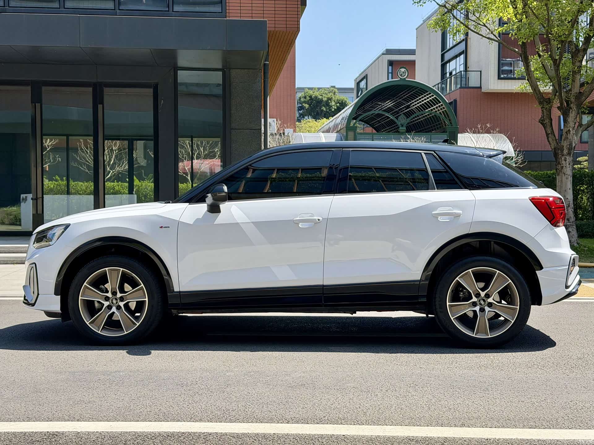 Audi Q2L, 2022 все фото