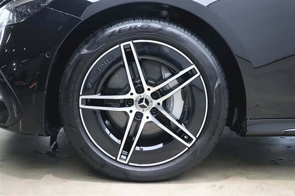 Mercedes-Benz E-Class, 2024 27