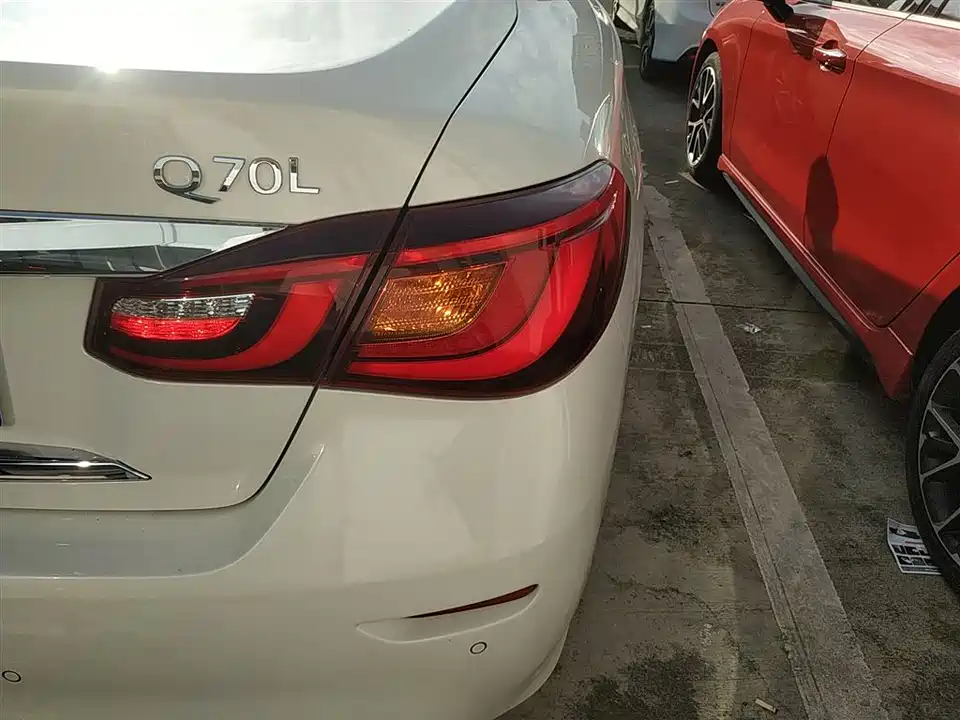 Infiniti Q70