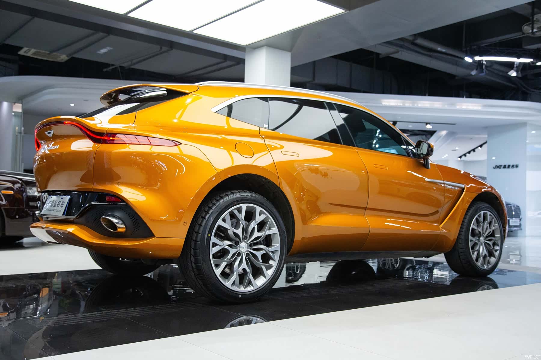 Aston Martin DBX, 2022 14