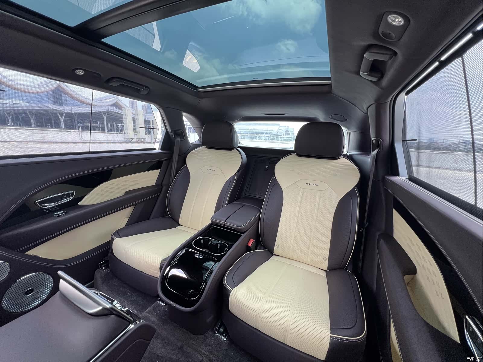 Bentley Bentayga, 2023 12