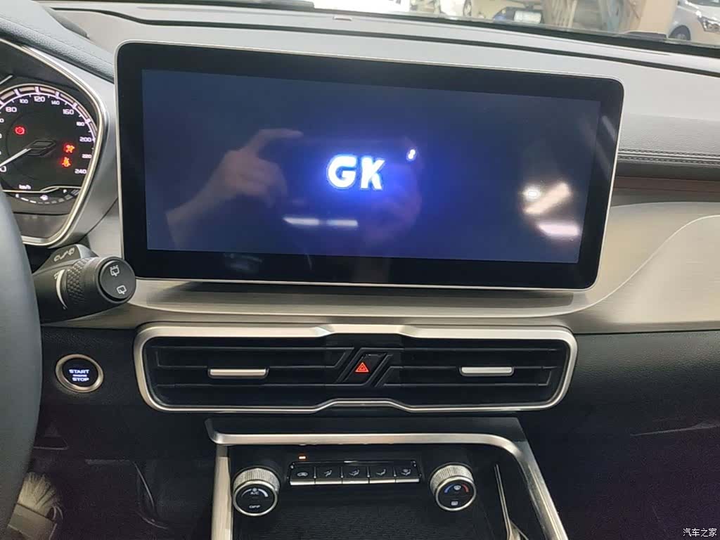 Geely Coolray, 2022 13