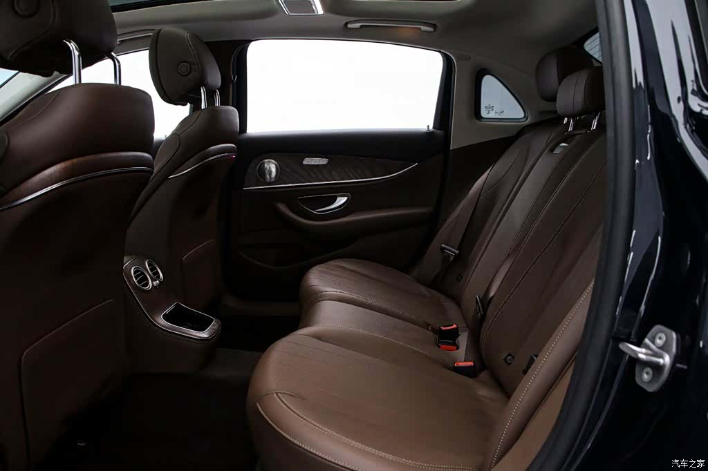 Mercedes-Benz E-Class, 2023 14