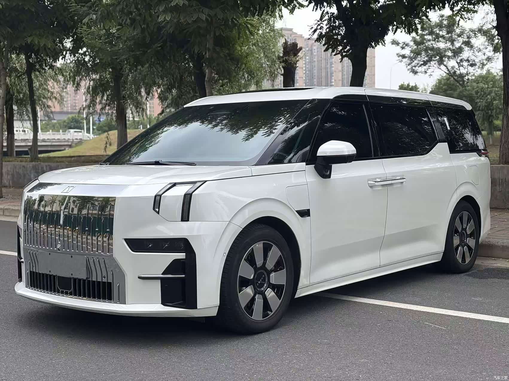 Zeekr 009, 2023 1