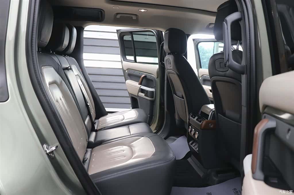 Land Rover Defender, 2021 25