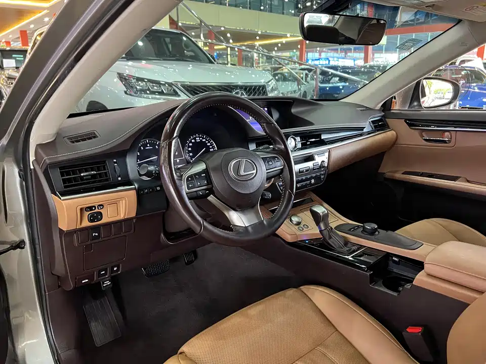 Lexus ES