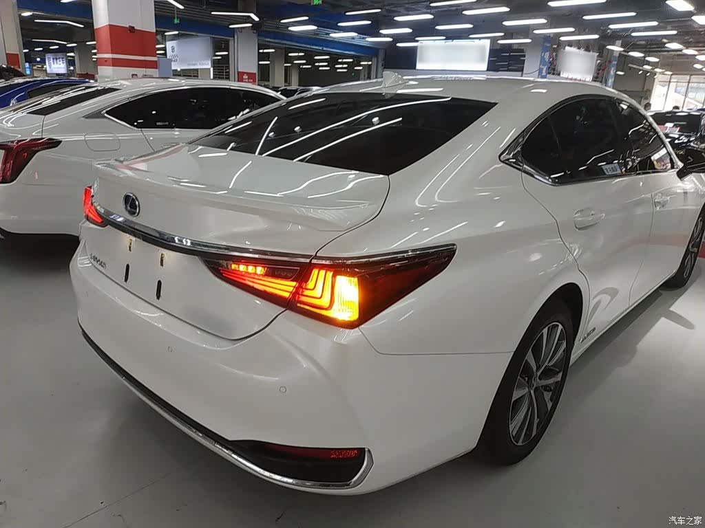 Lexus ES, 2019 все фото