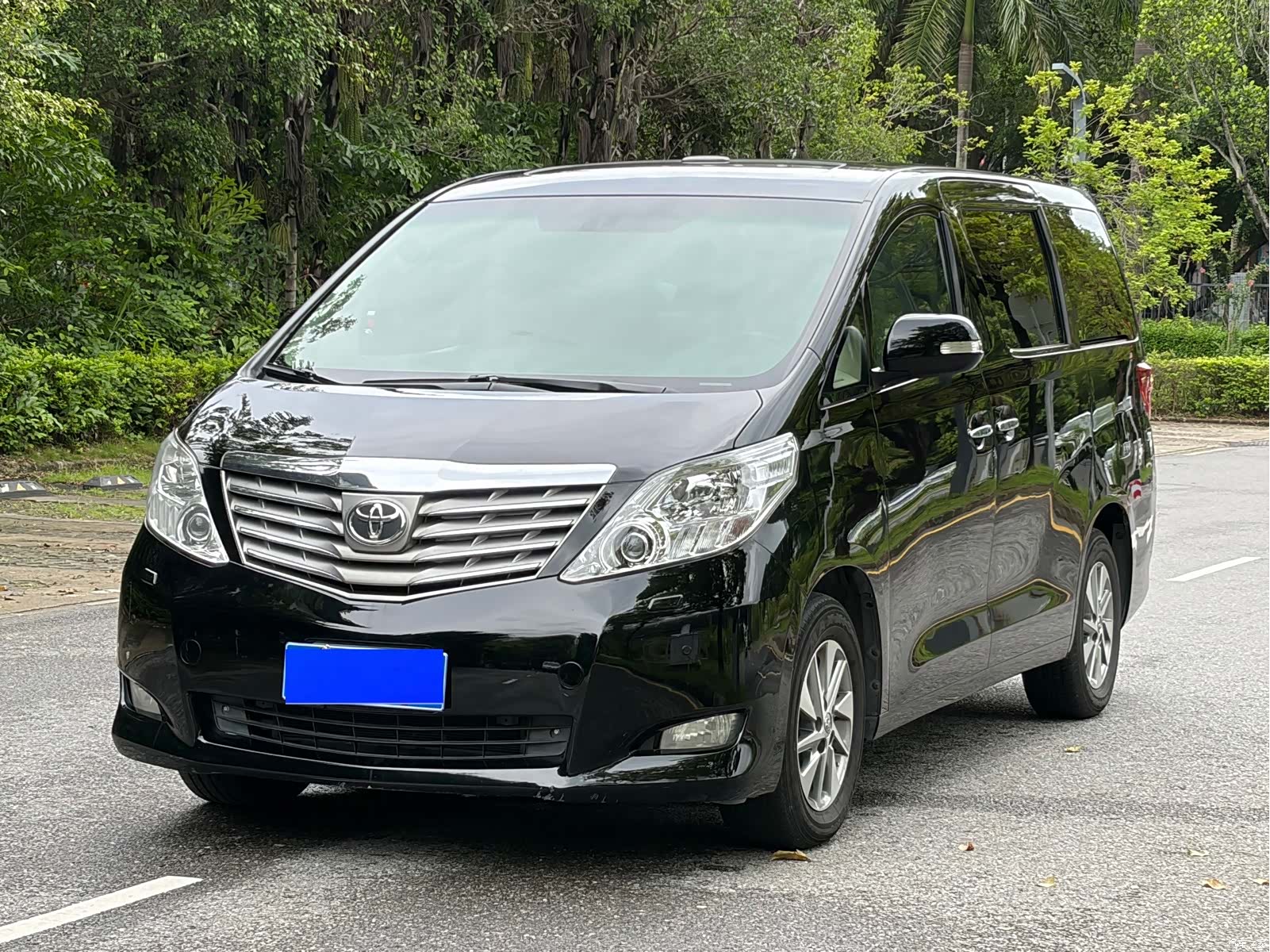 Toyota Alphard, 2011 1