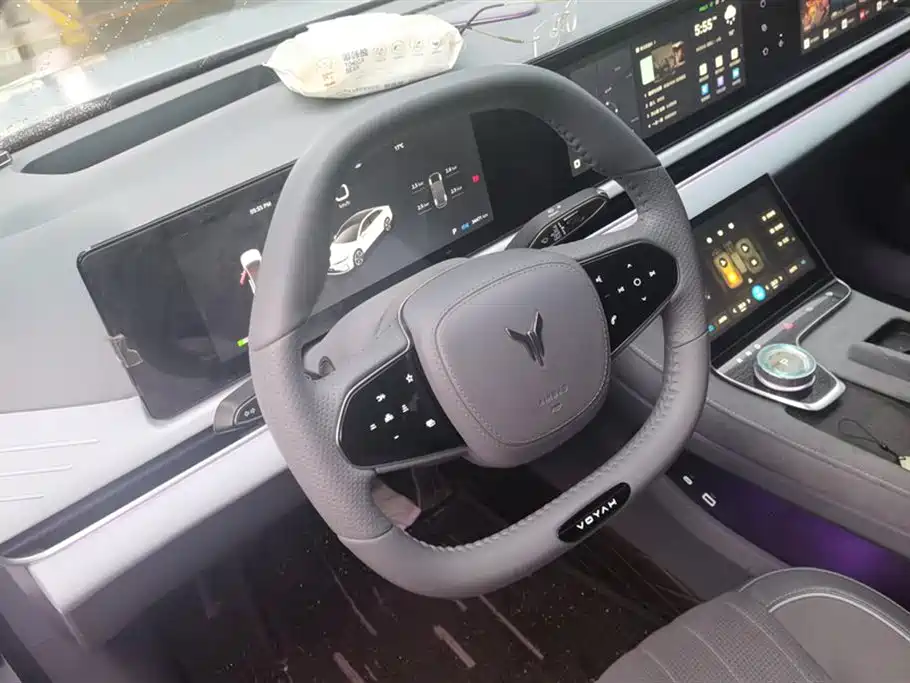 VOYAH Lantu chasing light