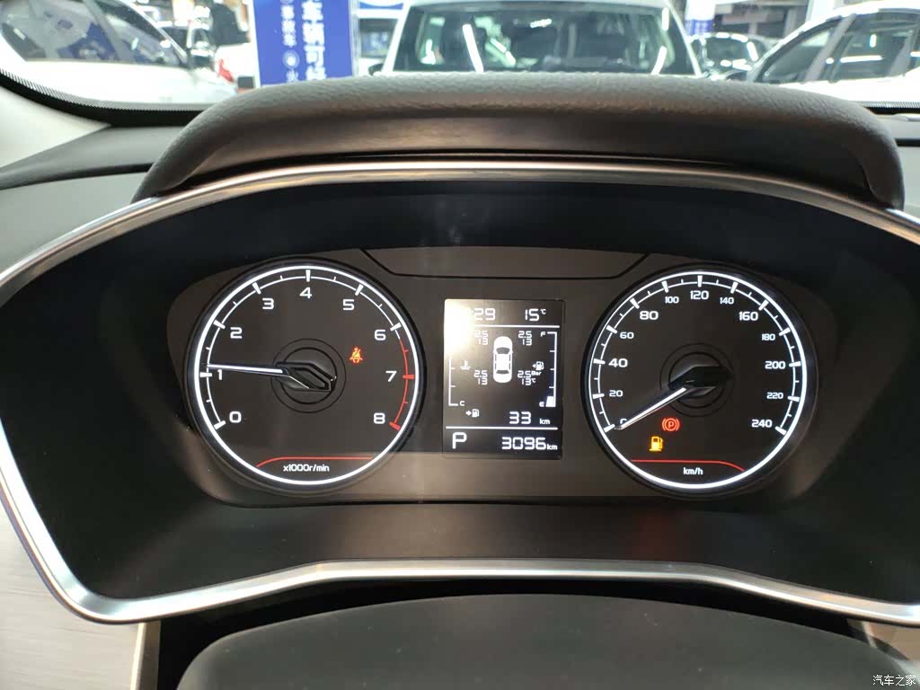 Geely Coolray, 2025 12
