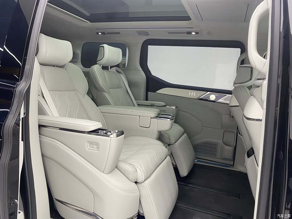 Volvo EM90, 2026 23