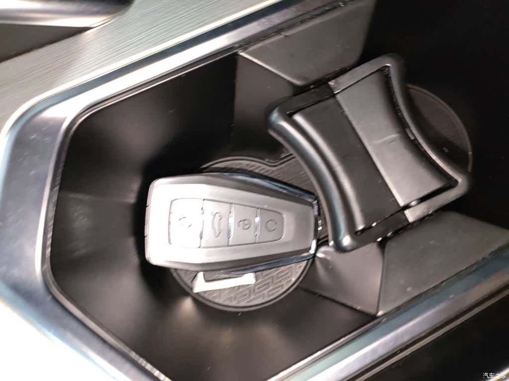 Geely Coolray, 2025 9